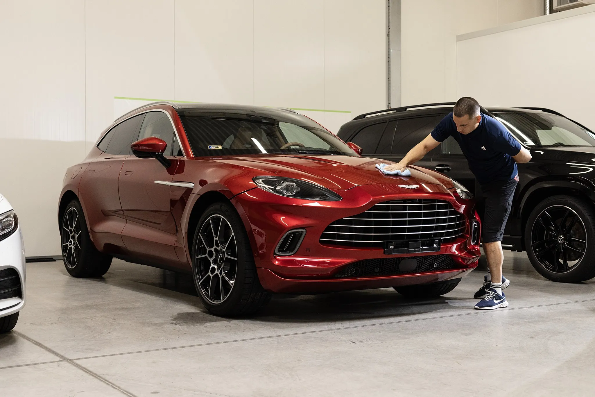 Piros Aston Martin DBX polírozása a műhelyben