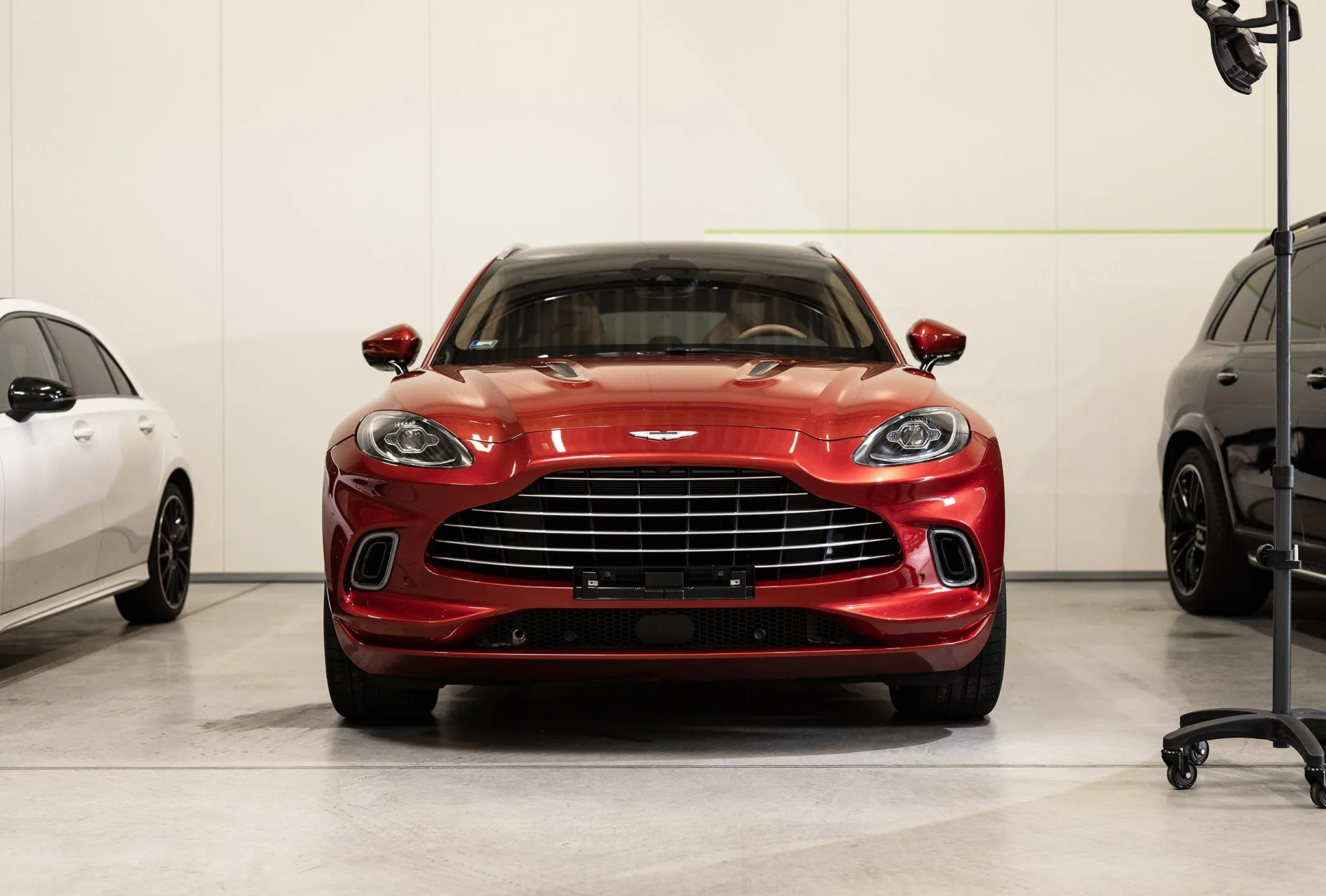 Piros Aston Martin DBX a Varzo Detailing műhelyében