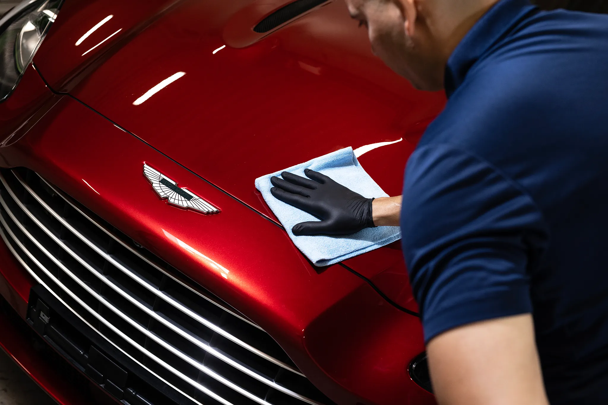 Aston Martin DBX fényezésének kézi polírozása a Varzo Detailing műhelyében