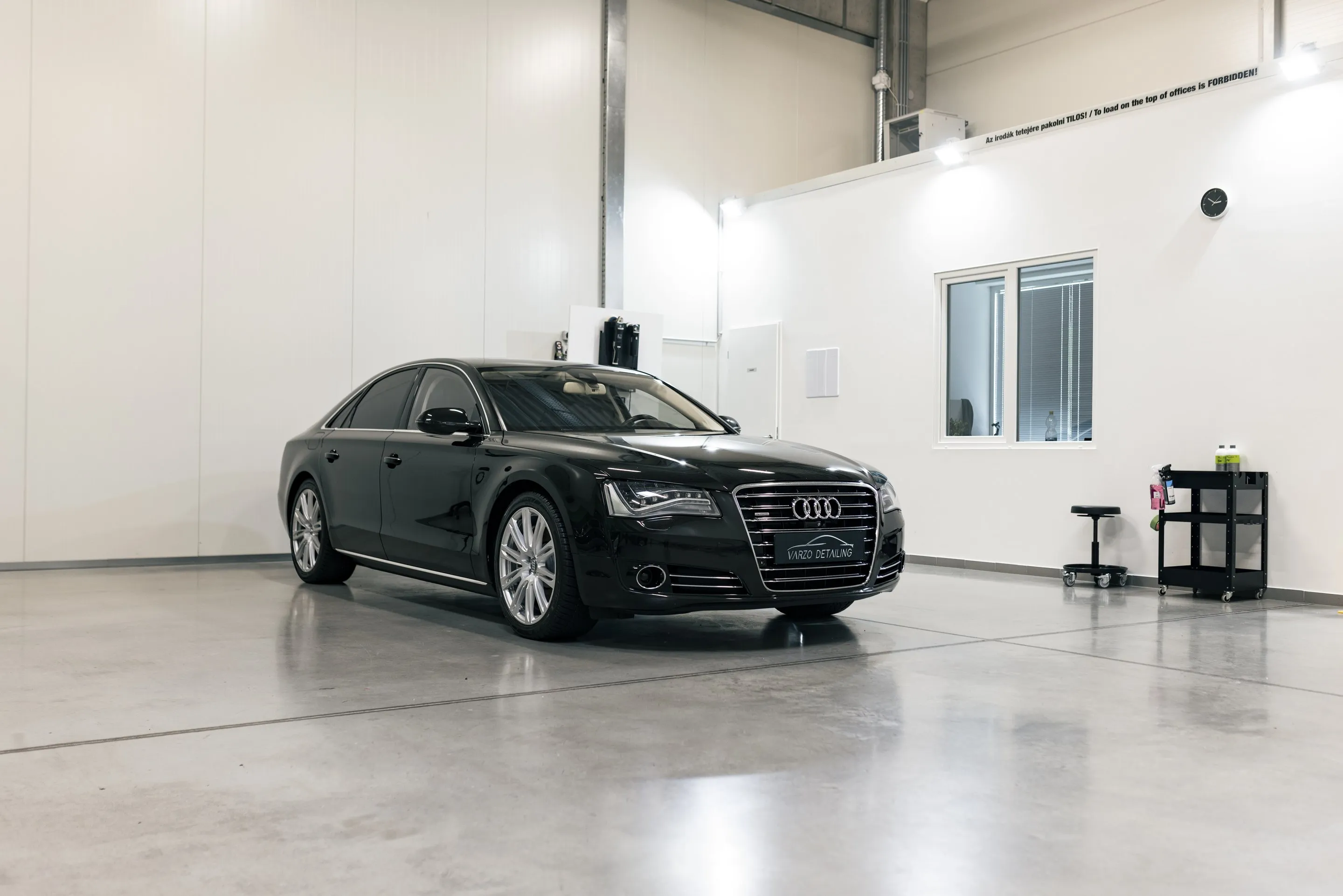 Fekete Audi A8 a műhelyben, polírozás után