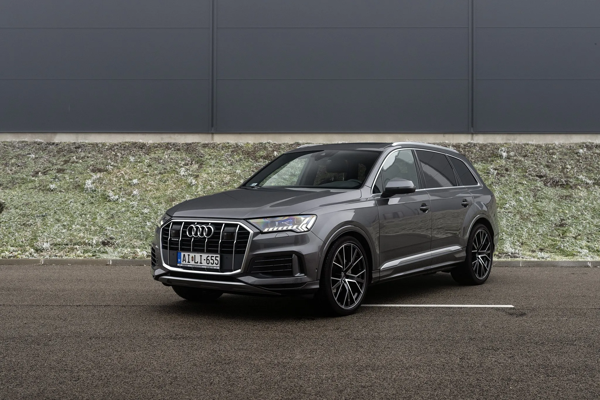 Szürke Audi Q7 a műhely előtt