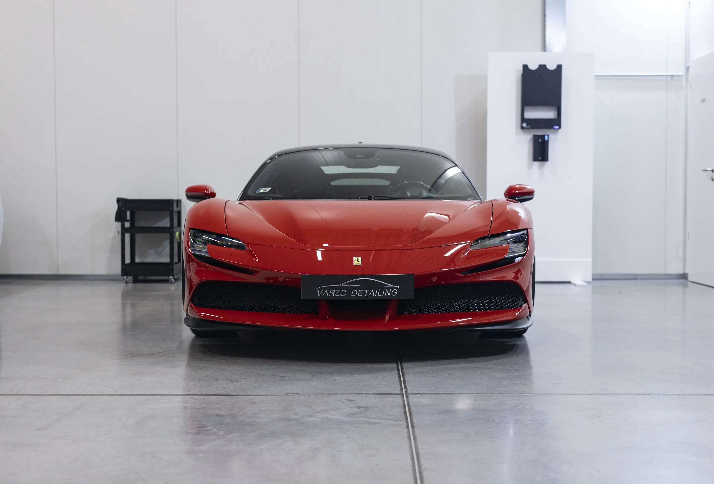 Piros Ferrari SF90 a Varzo Detailing műhelyében