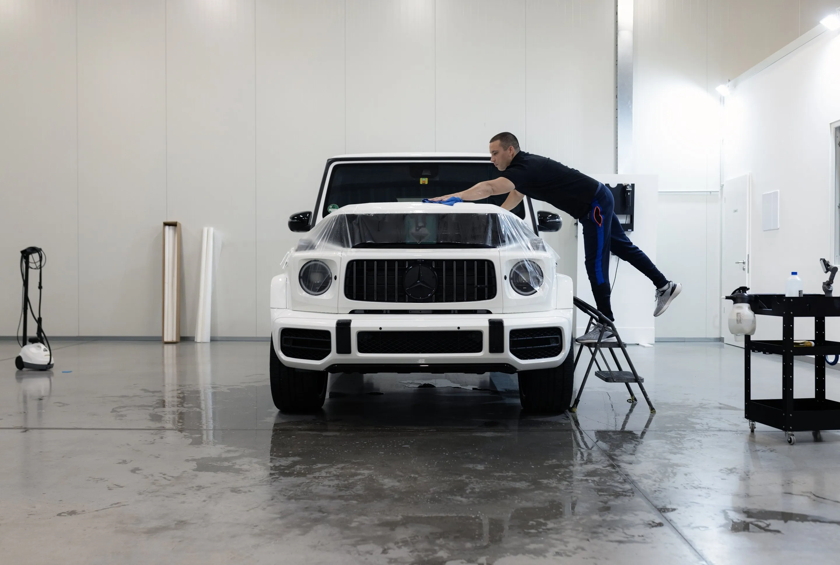 Fehér Mercedes G-osztály előkészítése fóliázáshoz a műhelyben