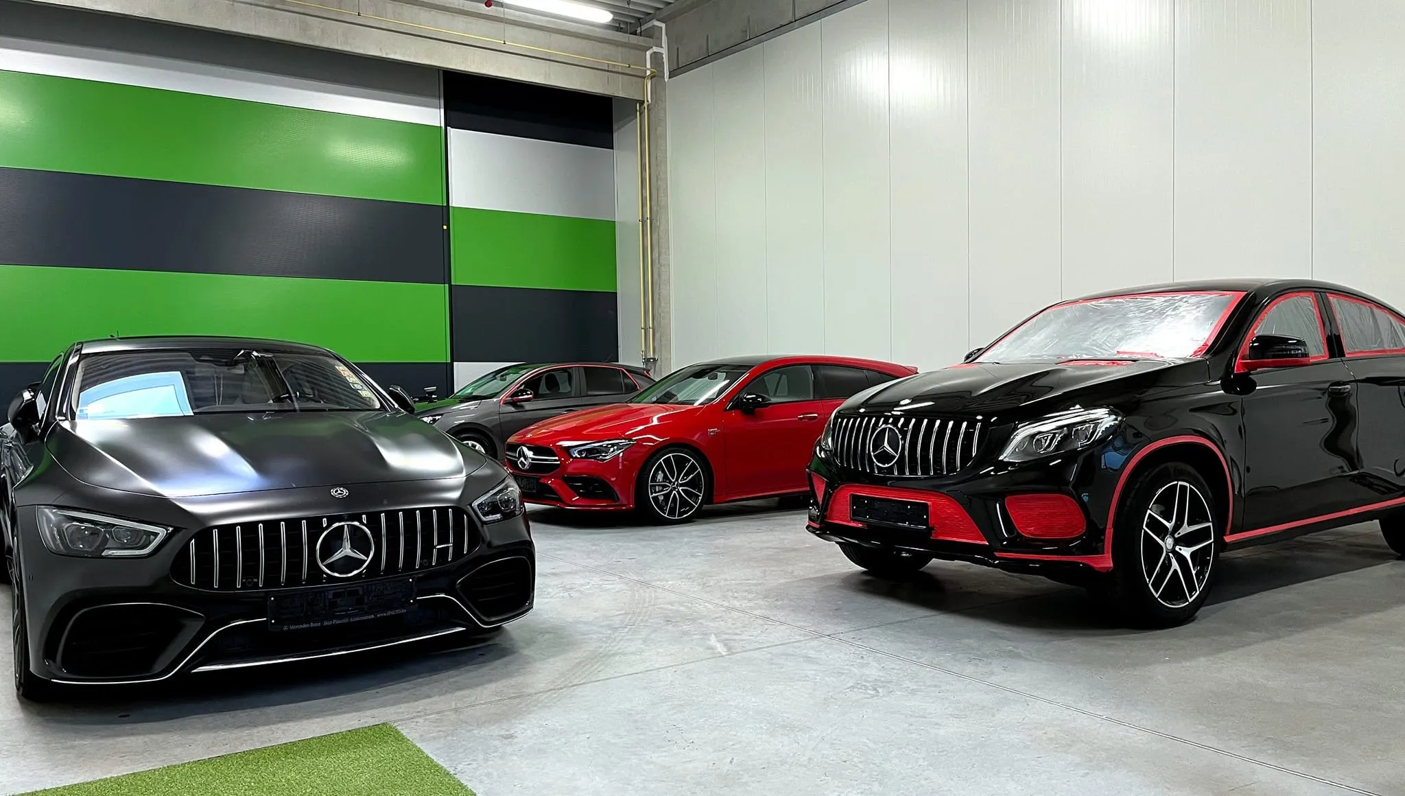 Mercedes-AMG GT és piros Mercedes-AMG GLE kupé a műhelyben