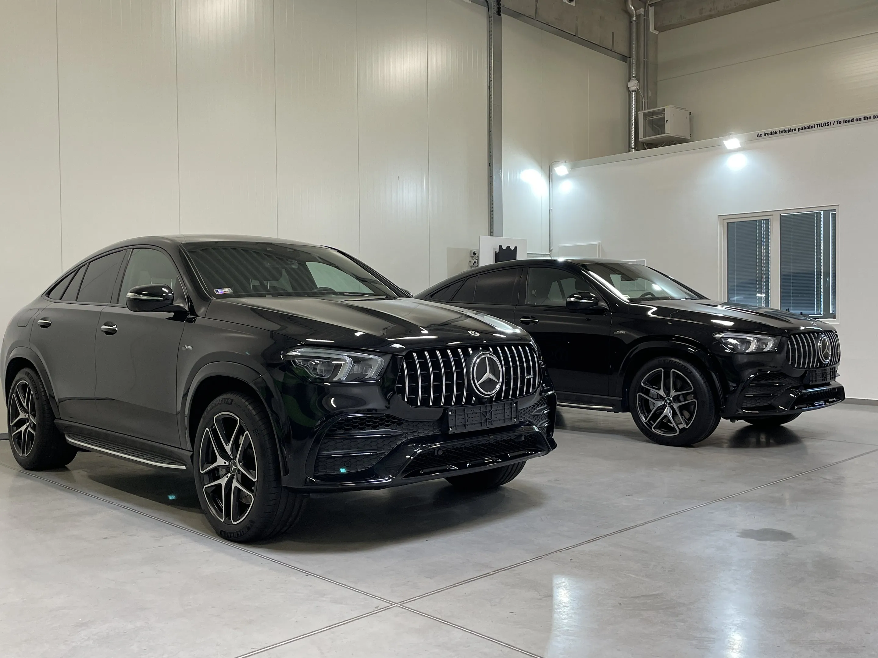 Két fekete Mercedes-AMG GLE a műhelyben
