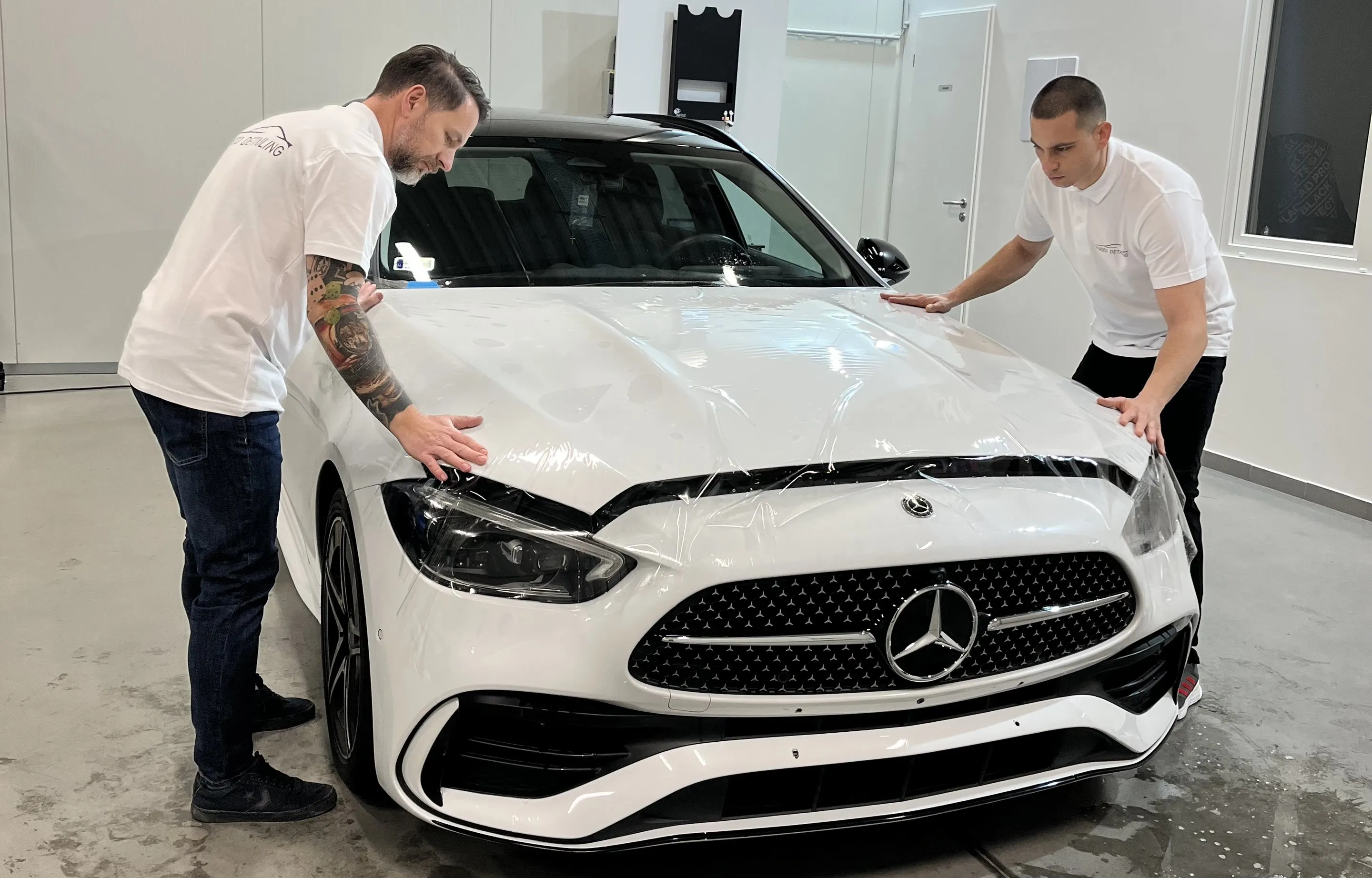 Fehér Mercedes C-osztály motorháztetőjének karosszériavédő fóliázása