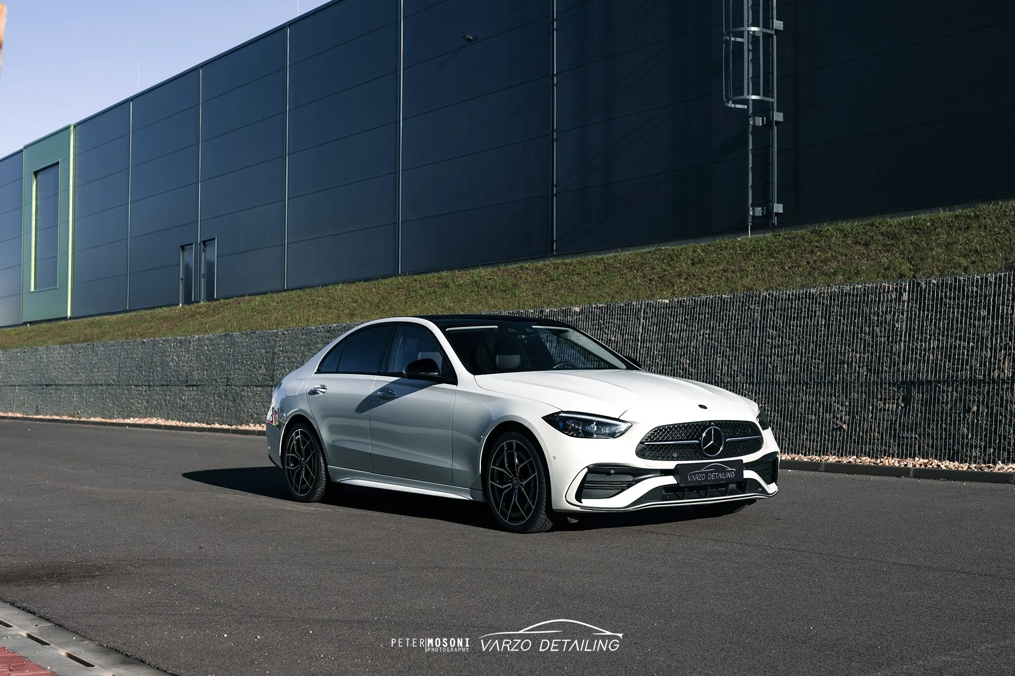 Fehér Mercedes C-osztály a műhely előtt