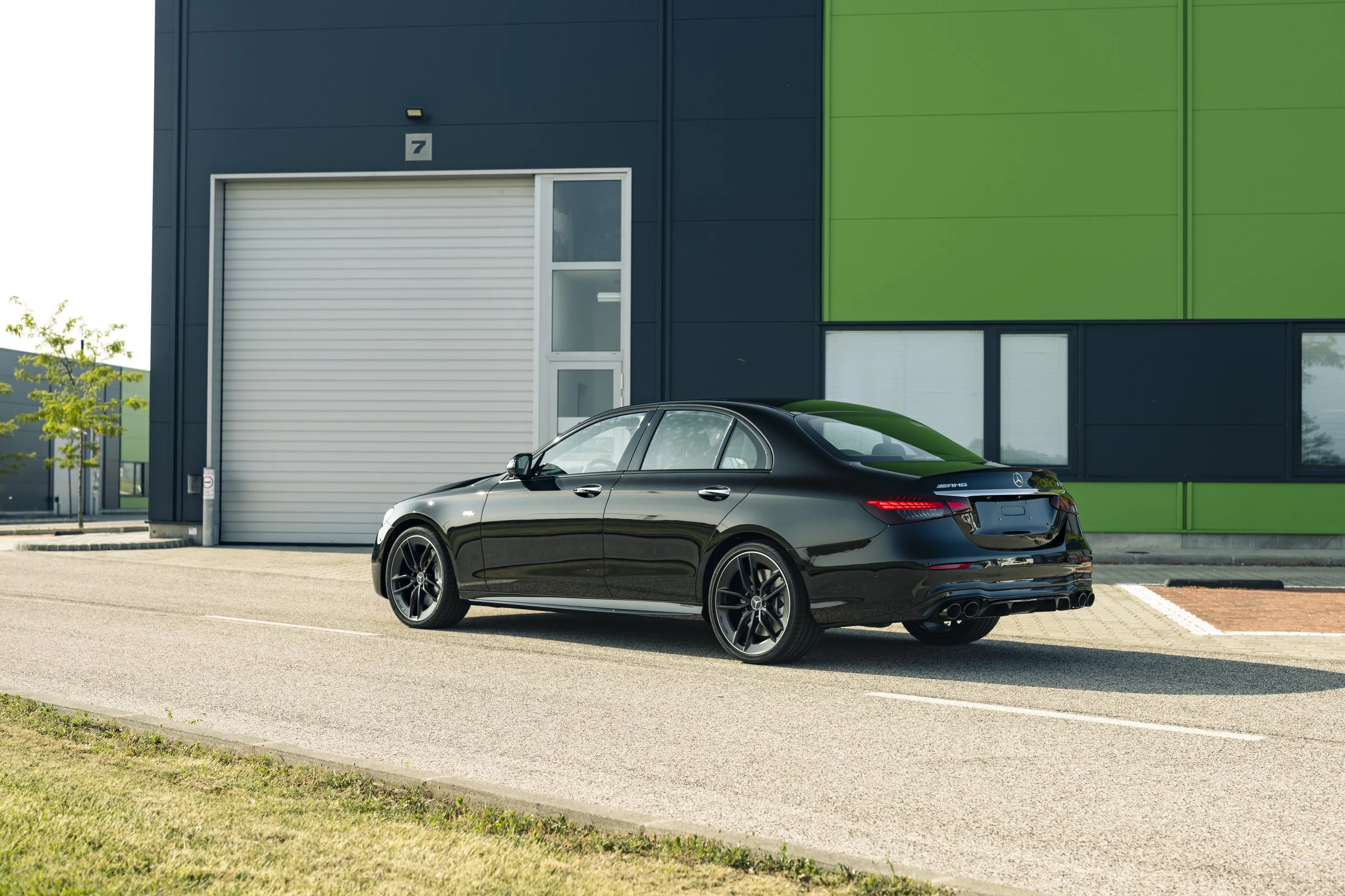 Fekete Mercedes E-osztály a műhely előtt