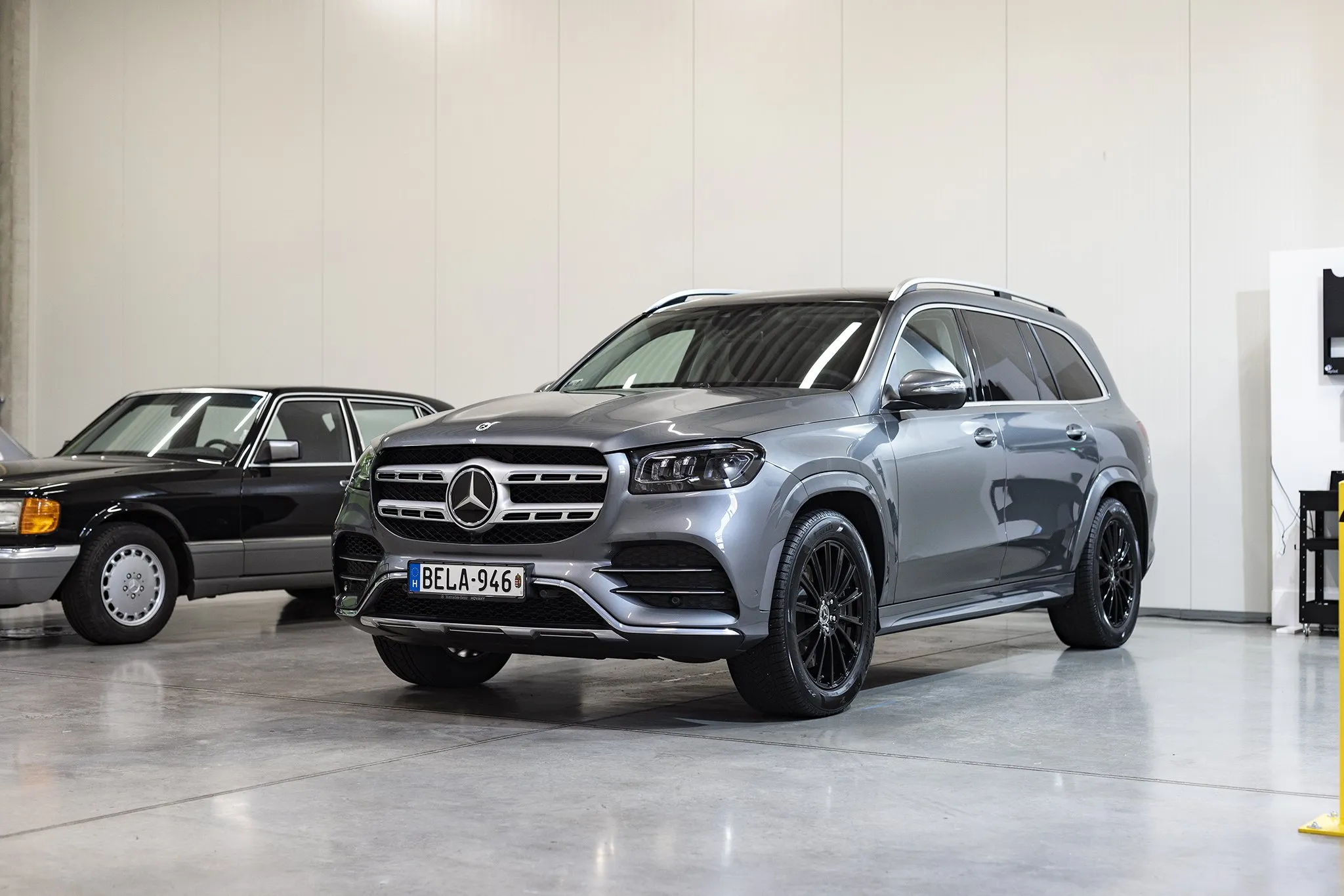 Ezüst Mercedes GLS és klasszikus Mercedes a műhelyben