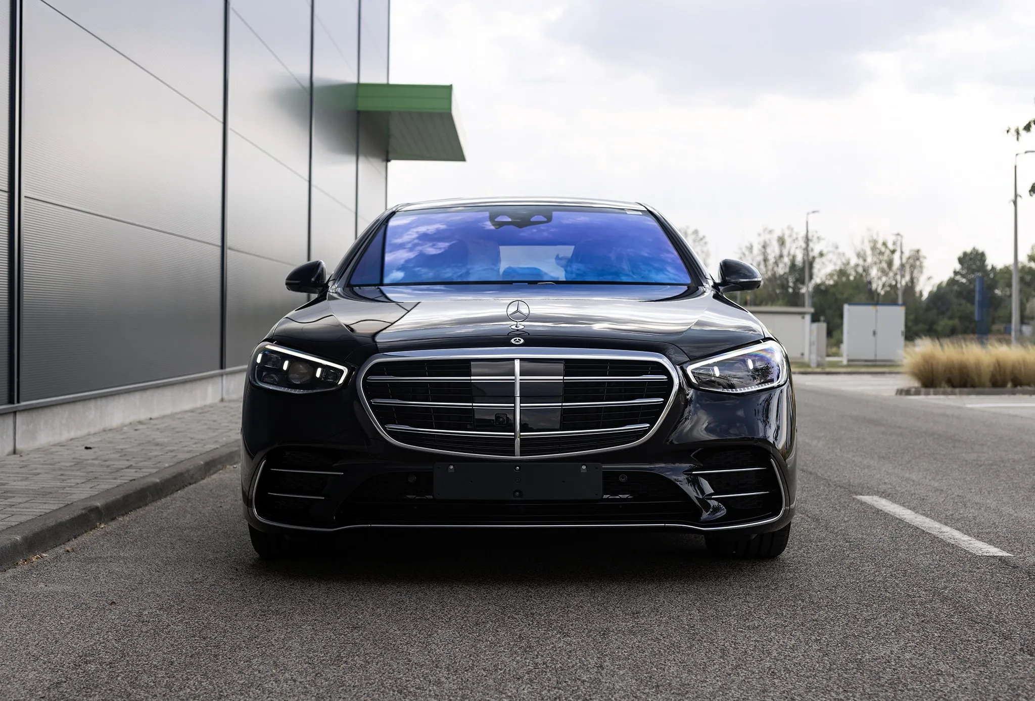 Fekete Mercedes S-osztály szemből, fényezésvédelem után