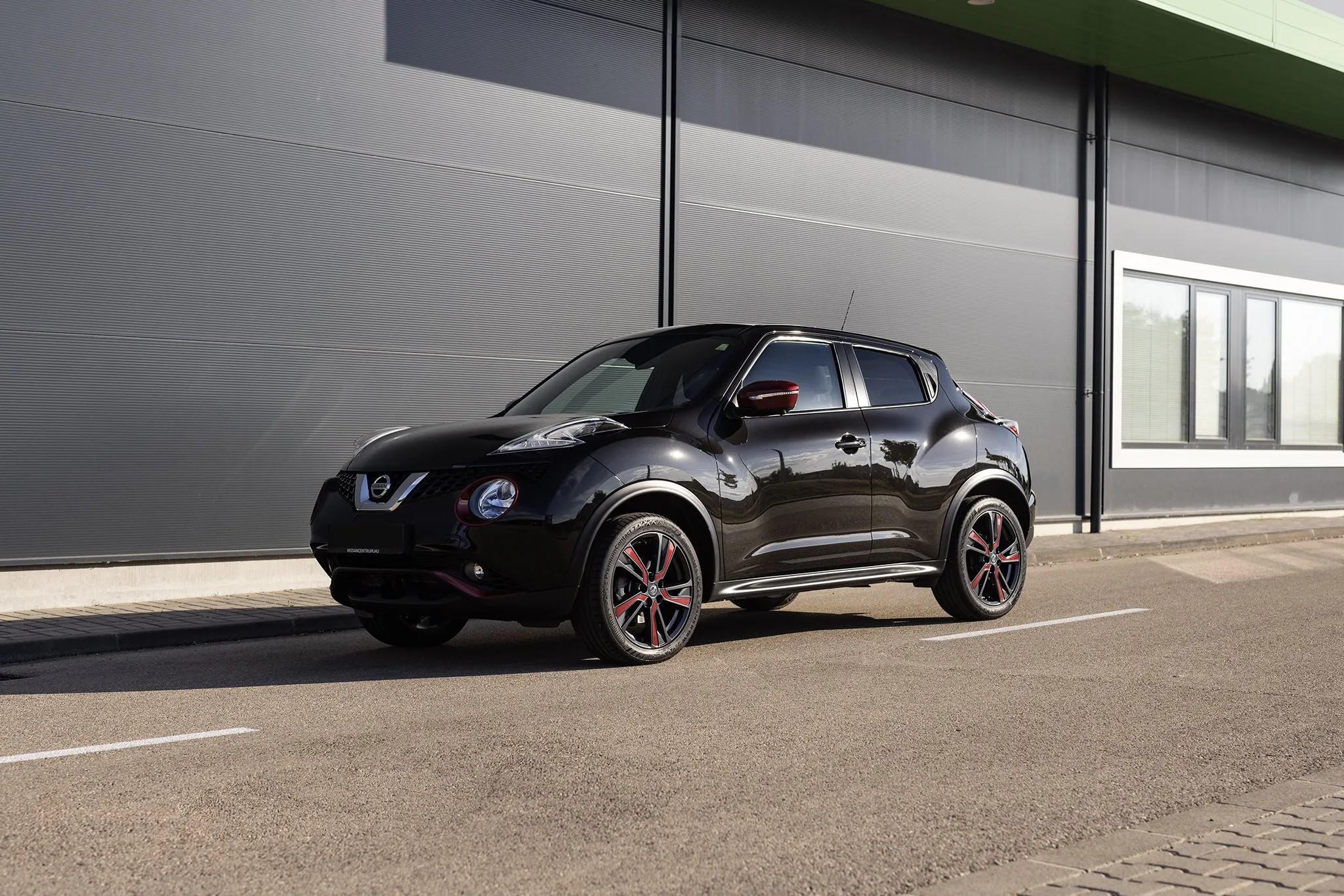 Fekete Nissan Juke a műhely előtt