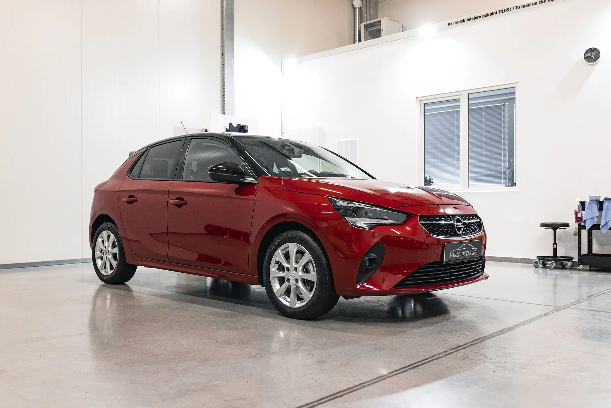 Piros Opel Corsa a műhelyben, polírozás után