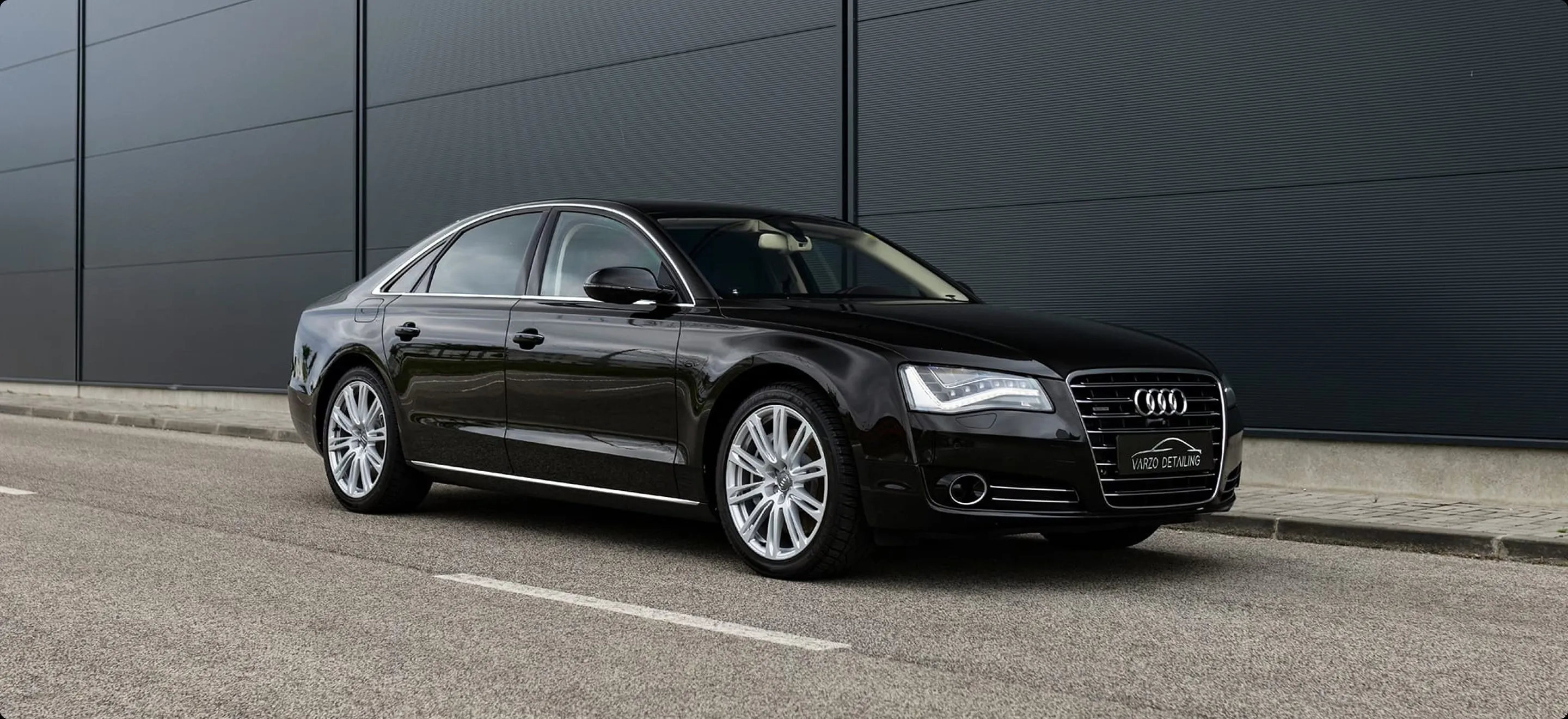 Fekete Audi A8 a Varzo Detailing műhelye előtt