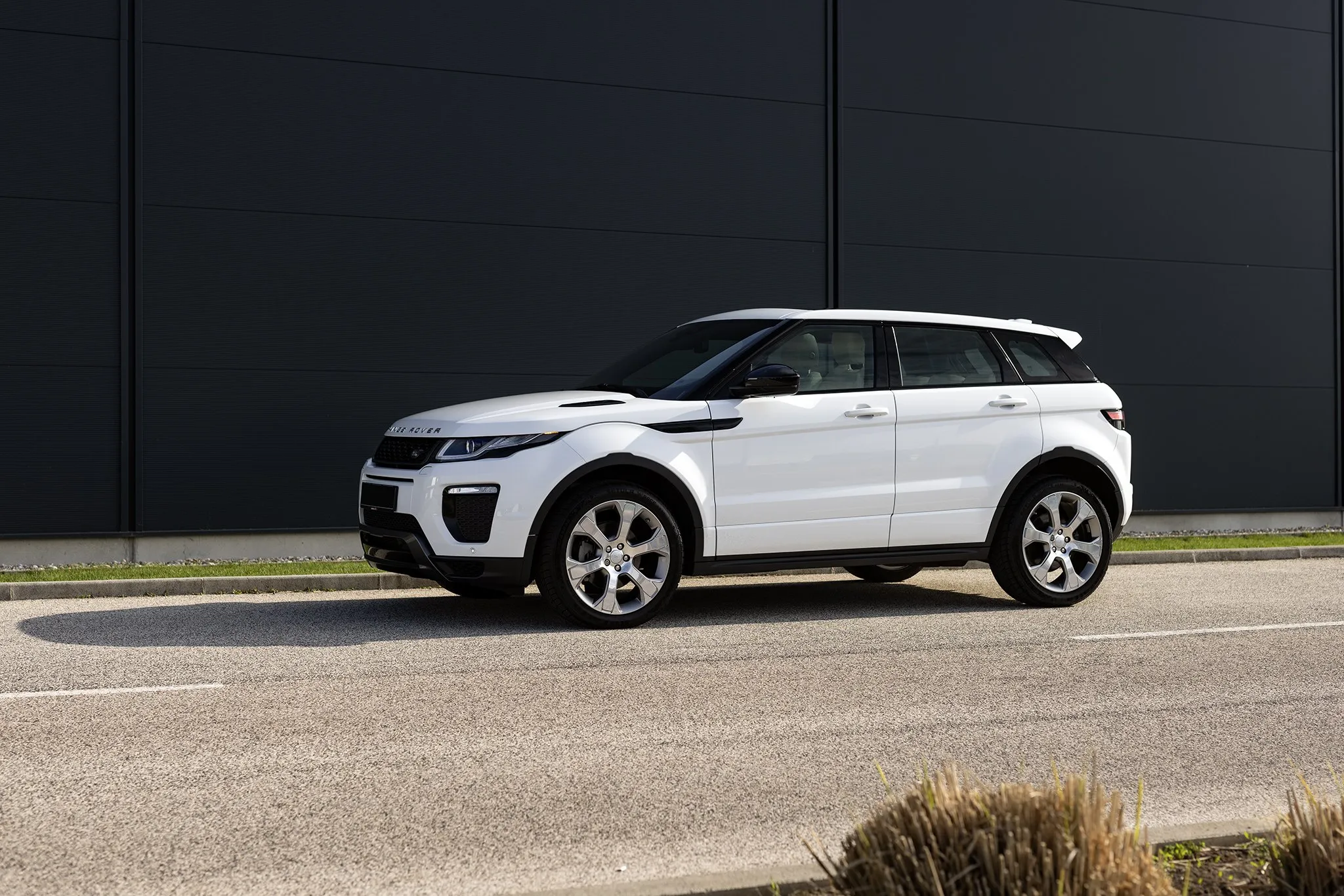Fehér Range Rover Evoque a műhely előtt