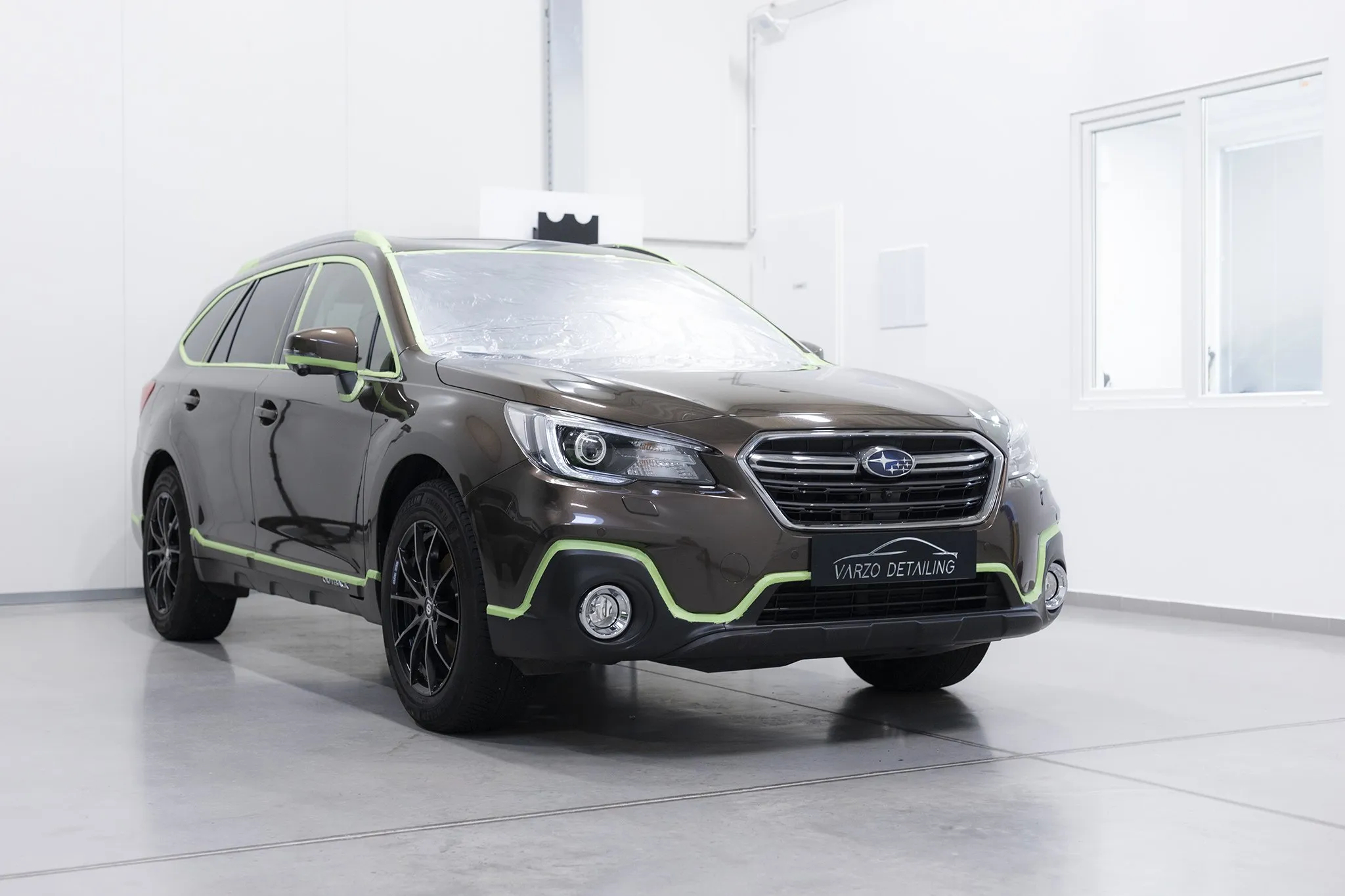 Barna Subaru Outback maszkolva, polírozás előtt